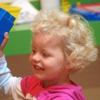 Kind in kinderspeelkamer